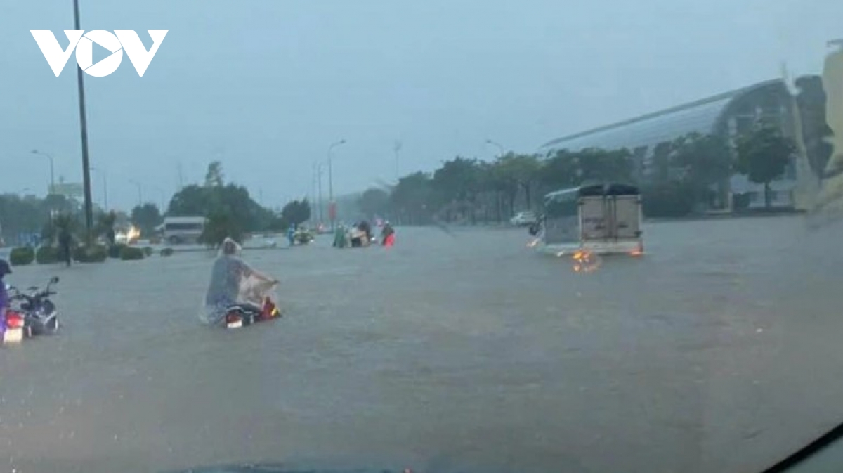 Heavy overnight rain causes widespread flooding in Hanoi